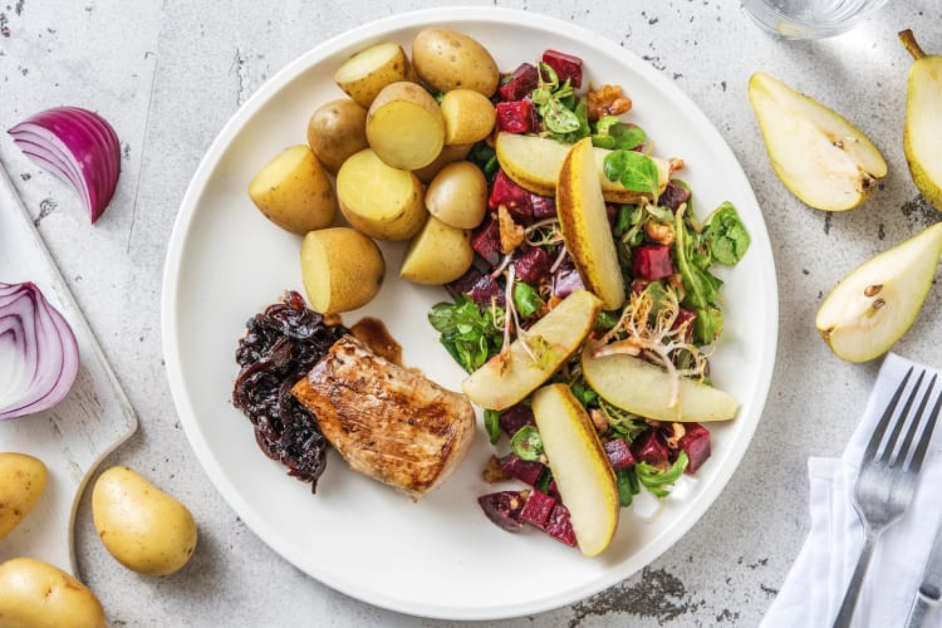 Varkenshaas met bietensalade en krieltjes