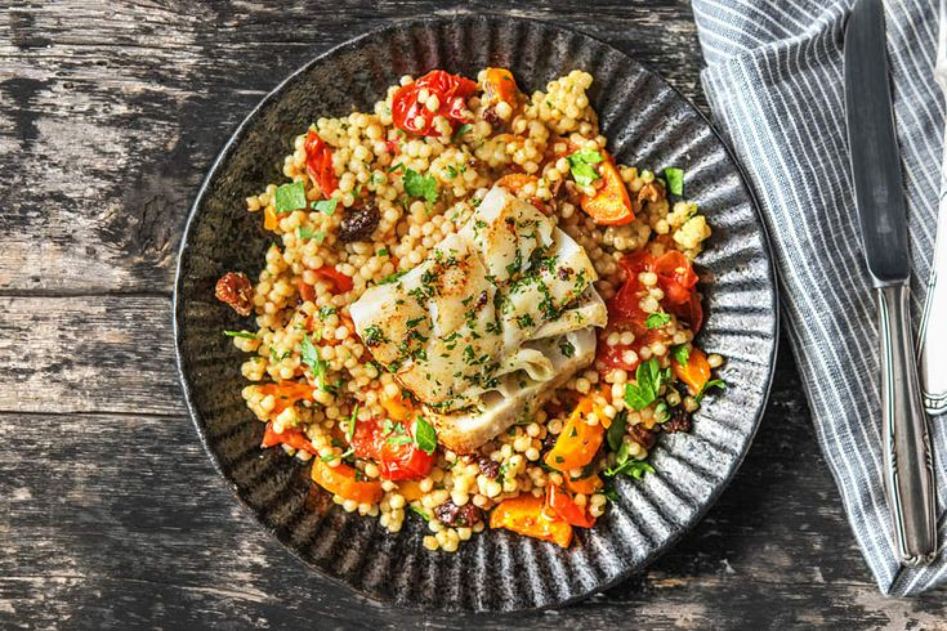 Heek met kruidensaus en friszoete parelcouscous